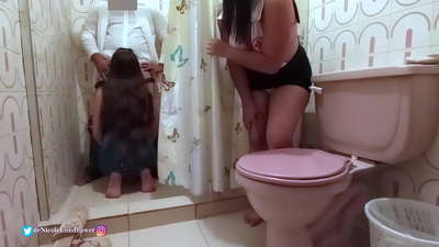 Medicinska sestra najde zdravnika, ki jebe pacienta v bolnišnični kopalnici / 1. DEL / NicoleLondrawer / Chiquicandy