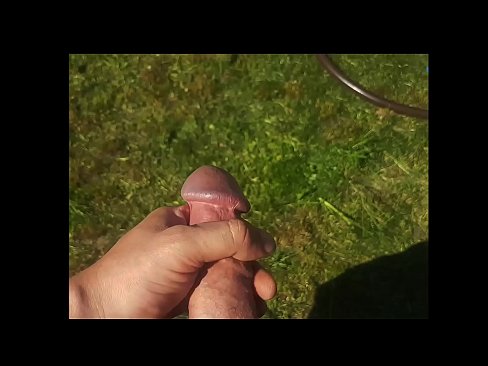 ❤️ Vroča lepotica dobi svojo rožnato pičko, ki jo jebe, in se zraven cmeri s curkom na poletnem vrtu ❌ Porno vk na sl.porno24-7.ru ﹏